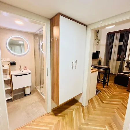 Cozy Design With Terrace 아파트