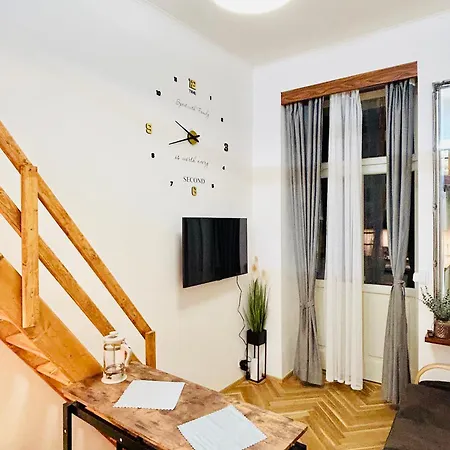 Cozy Design With Terrace 아파트